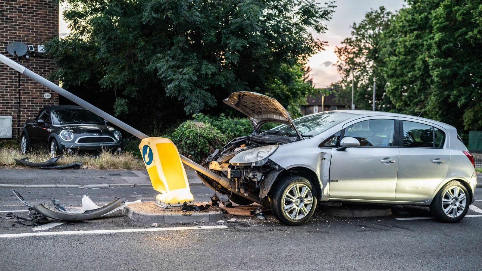 Coche dañado tras chocar contra una farola en una calle de Londres al atardecer.

Nota: la foto muestra Londres, no Marietta (Georgia). Si puedes, sustitúyela por una tomada en Georgia para que coincida con el tema de la página. El texto alternativo anterior describe la imagen actual.