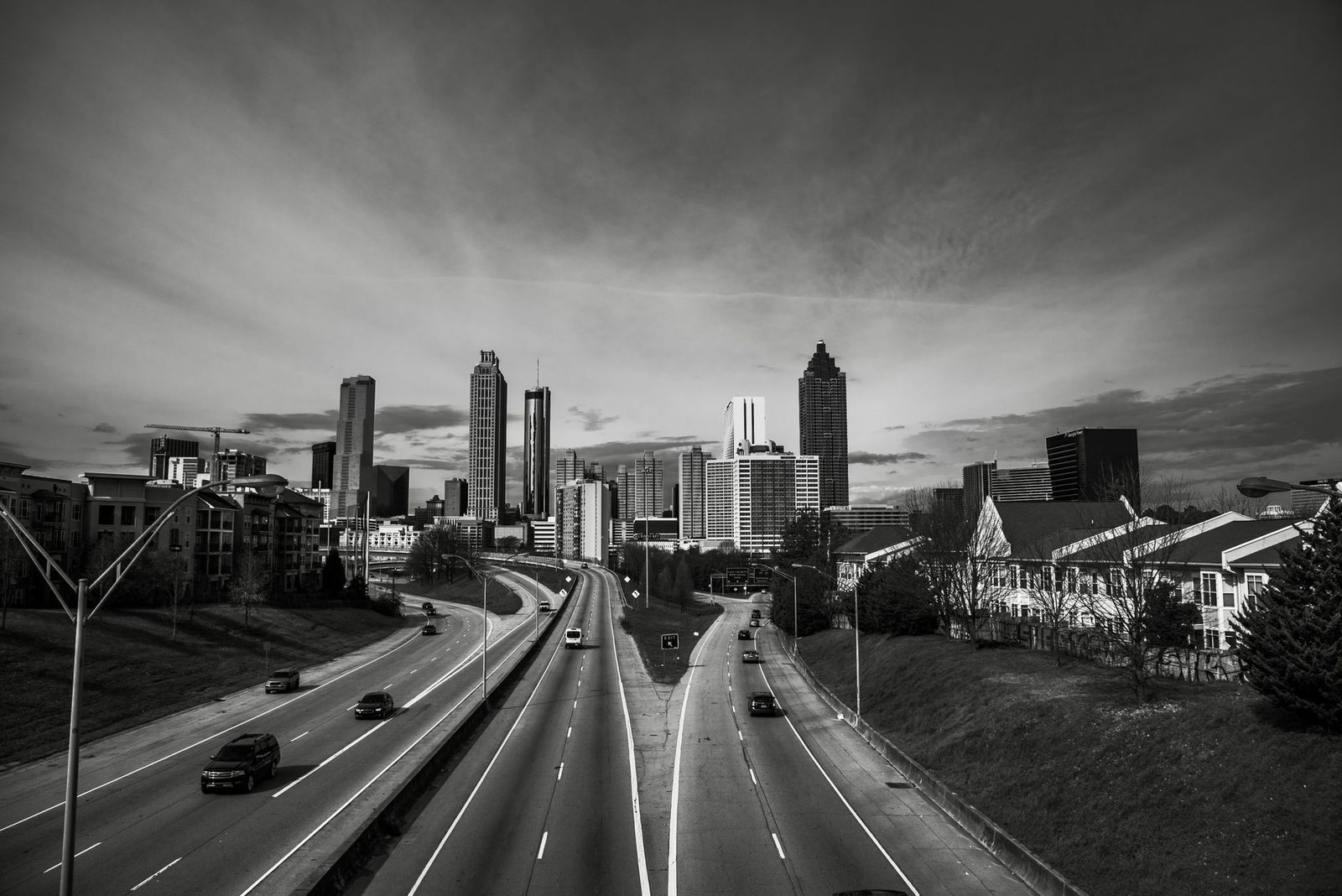 Vista aérea en blanco y negro del horizonte de Atlanta con una autopista concurrida en primer plano.