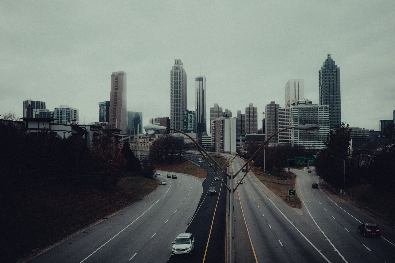 Vista nublada del horizonte de Atlanta y una autopista que lleva hacia la ciudad.